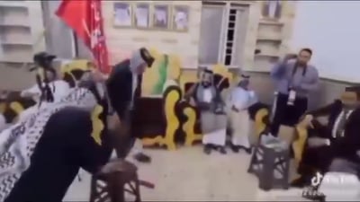 مشهد قد لا يتكرر.. أحد شيوخ الديوانية يقدم إصبعه هدية لمرشح بقائمة السوداني