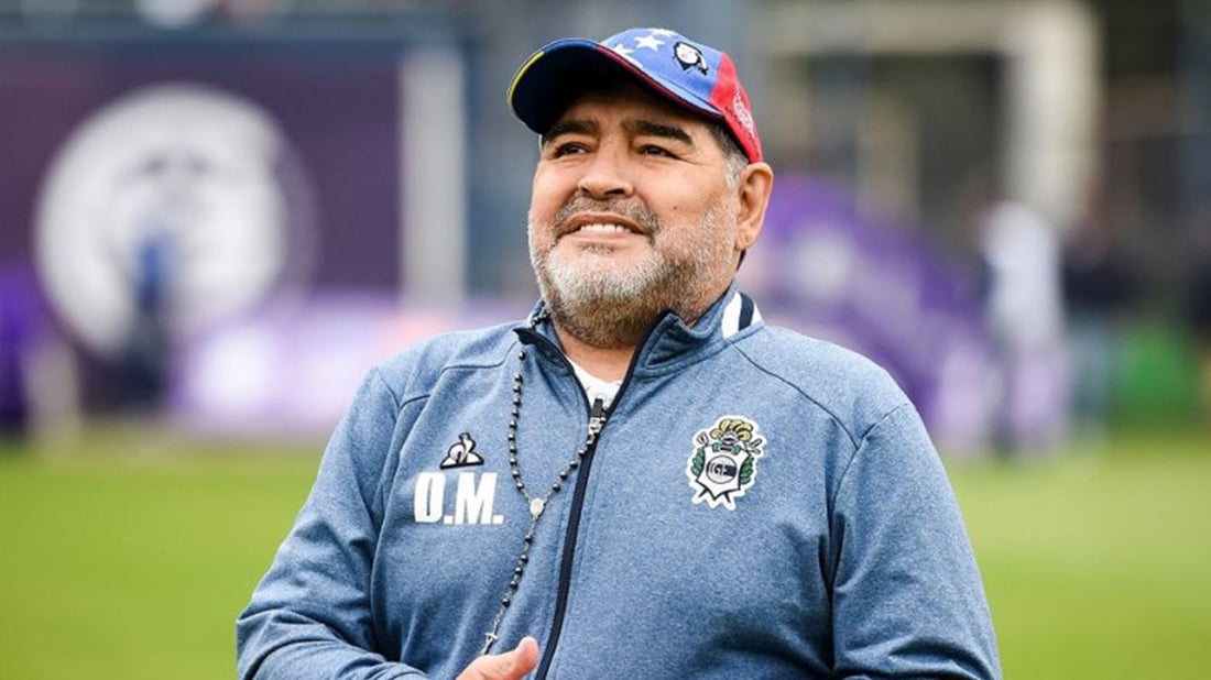 مارادۆنا لە گۆڕەکەى دەردەهێننەوە