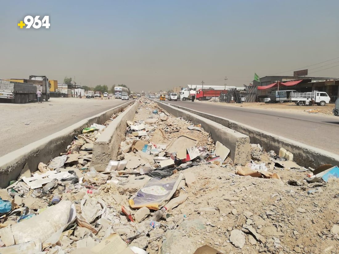 الفضيلية “لا تطاق” والأهالي يتبادلون اللوم مع البلدية ويطلبون أكياس قمامة