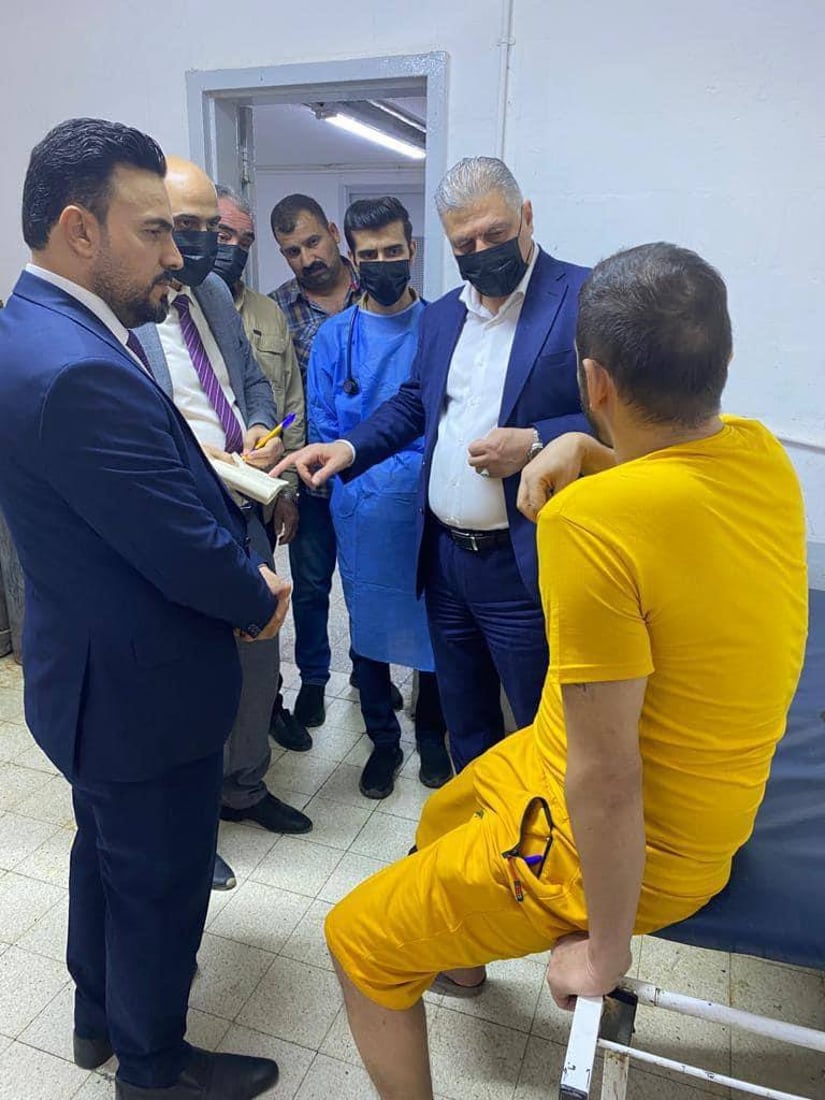صور: أرشد الصالحي مع نائبتين يتحققون من وزن الصمونة في سجن بغداد المركزي