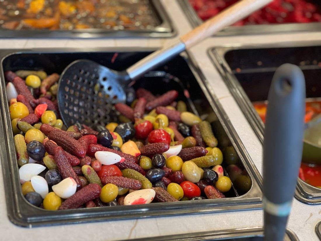 الإماملي نقل طرشي الموصل و14 نوع زيتون إلى داقوق مع فلفل من مزارع المدينة (صور)