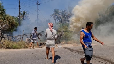 شاهد فزعة رجال غماس.. ينقلون الماء من النهر لإخماد الحريق