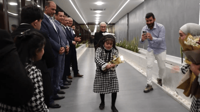 مشهد مؤثر من البصرة قبل قليل.. وصول “تالا” من دبي ومفاجأة من أطفال الهمم (فيديو)
