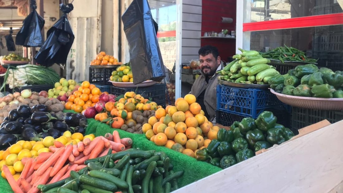 جاء من مصر إلى خور الزبير قبل عام.. حسنين يبيع الخضار وسعيد بالـ 300 دولار