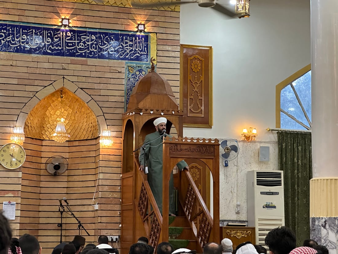 صور من حديثة: العشرات يؤدون صلاة العيد في جامع أحمد الرفاعي