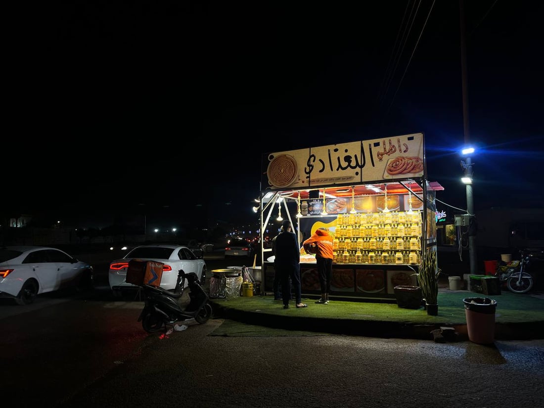 صور: بائع بغدادي “مرتبك” مع لهجات البصرة.. “رهش وعرموط” عند كشك الداطلي والراشي