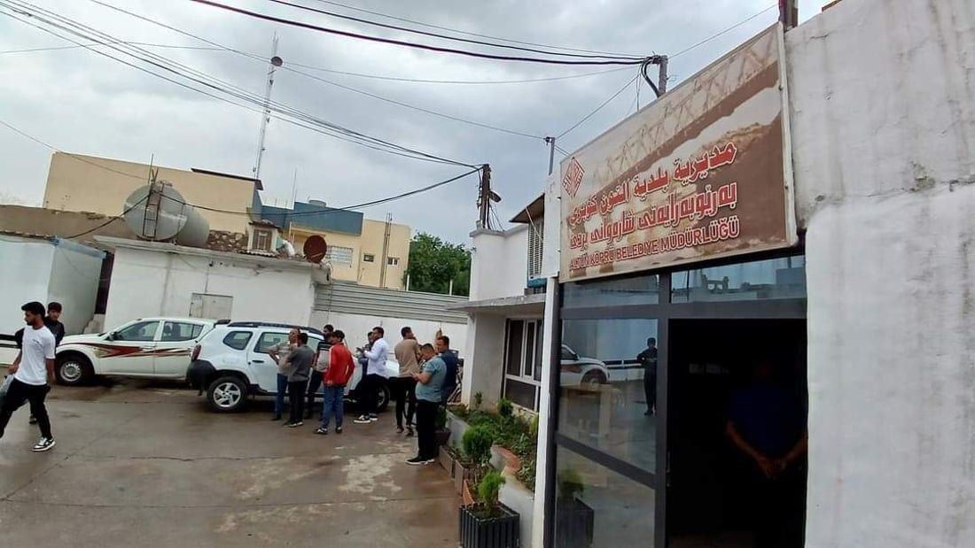 بمبادرة من سيدة.. وجبة كباب لعمال آلتون كوبري والفرحة الكبرى عند التثبيت (صور)