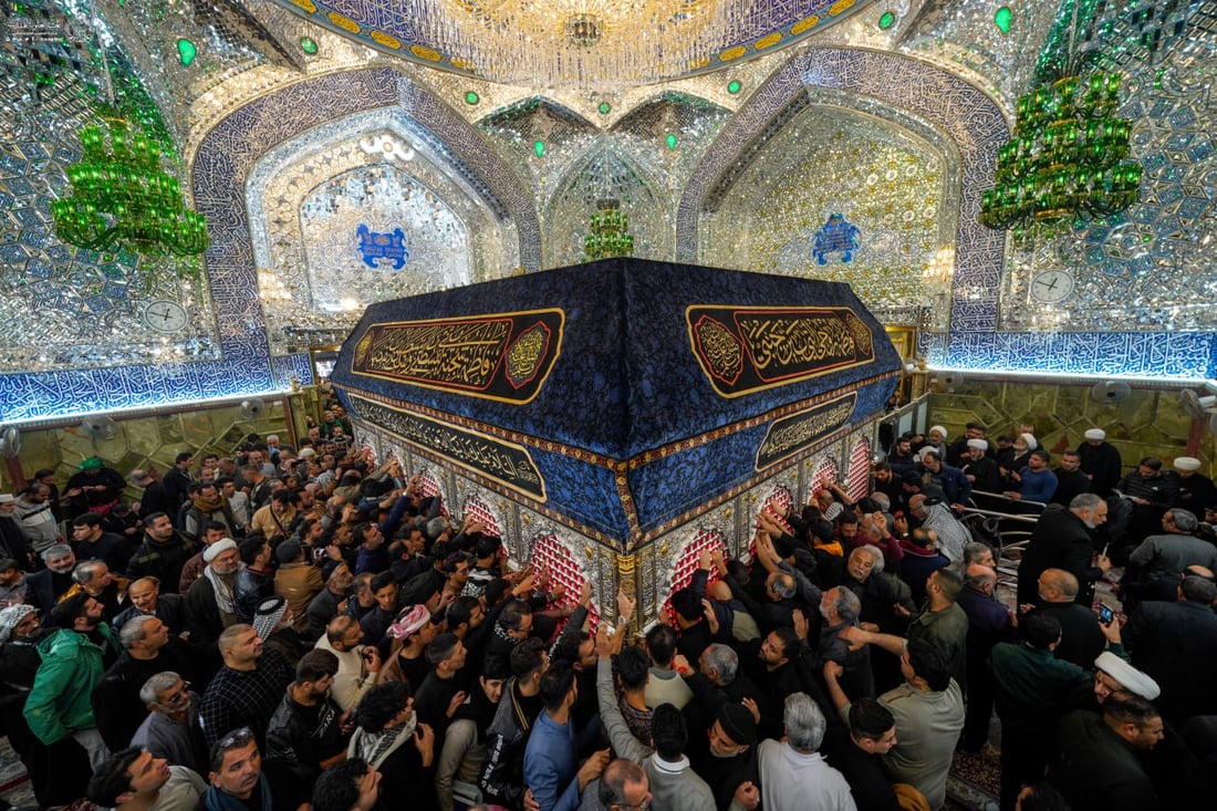 صور: ليلة حزينة في صحن الإمام علي.. حشود الزائرين يحيون ذكرى الزهراء