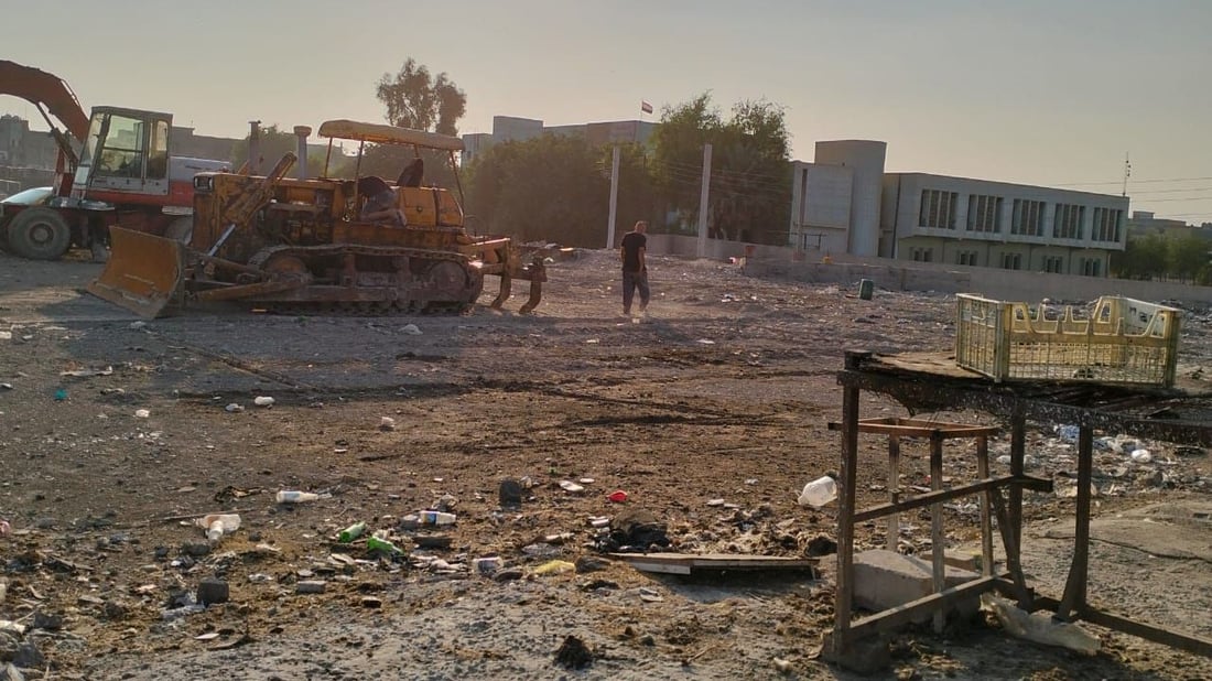 “الوضع لا يطاق والجميع يختنق”.. غازات المجاري تحاصر أهالي حي السلام (صور)