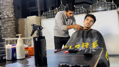 “حلاق دلفري” صار صديق النواب وتثق به عوائل بغداد