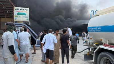 معارض الأثاث الكويتي تحترق في مزاد سفوان والإطفاء تحاول إخماد النار