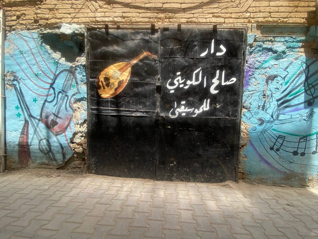 صور من دار “صالح الكويتي” للموسيقى.. ورشة بغدادية لصناعة وبيع العود