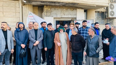 ألف دينار تغضب أصحاب منافذ الرواتب في العمارة.. صور من الاحتجاج على الرافدين