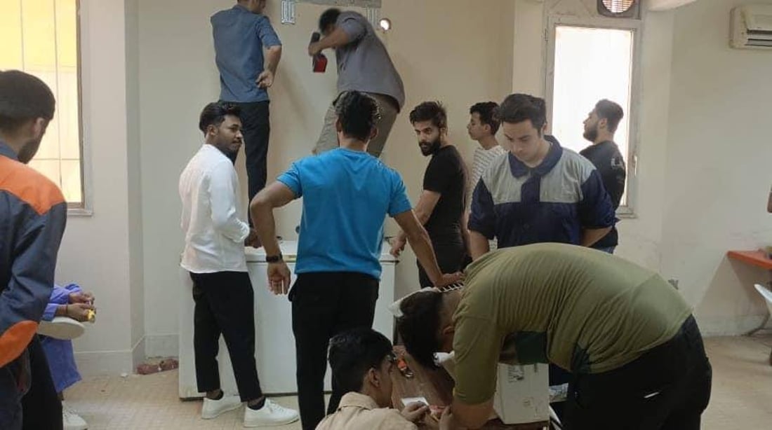 صور: 15 شاباً يتعلمون تركيب وصيانة السبالت في ورش الحكومة