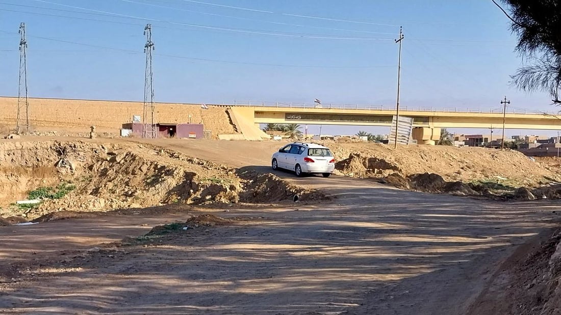 مخاطرة السقوط في الوادي ستنتهي.. صور من تقدم العمل بجسر حي الأمين في القائم