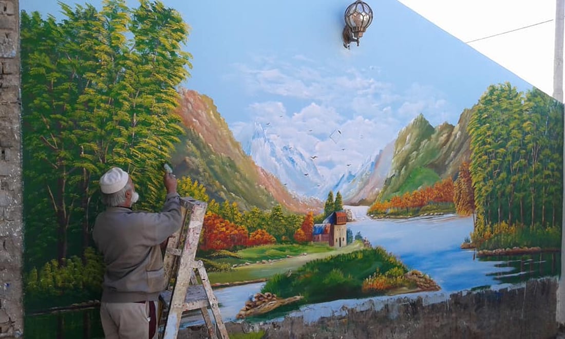 “بالدشداشة والعقال”.. ستيني بموهبة فطرية يُجسّد طبيعة الريف بلوحات عالمية