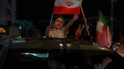 “اكعد يالشايب ذلينا أمريكا.. بغداد لم تنم احتفالاً بانتصار إيران”