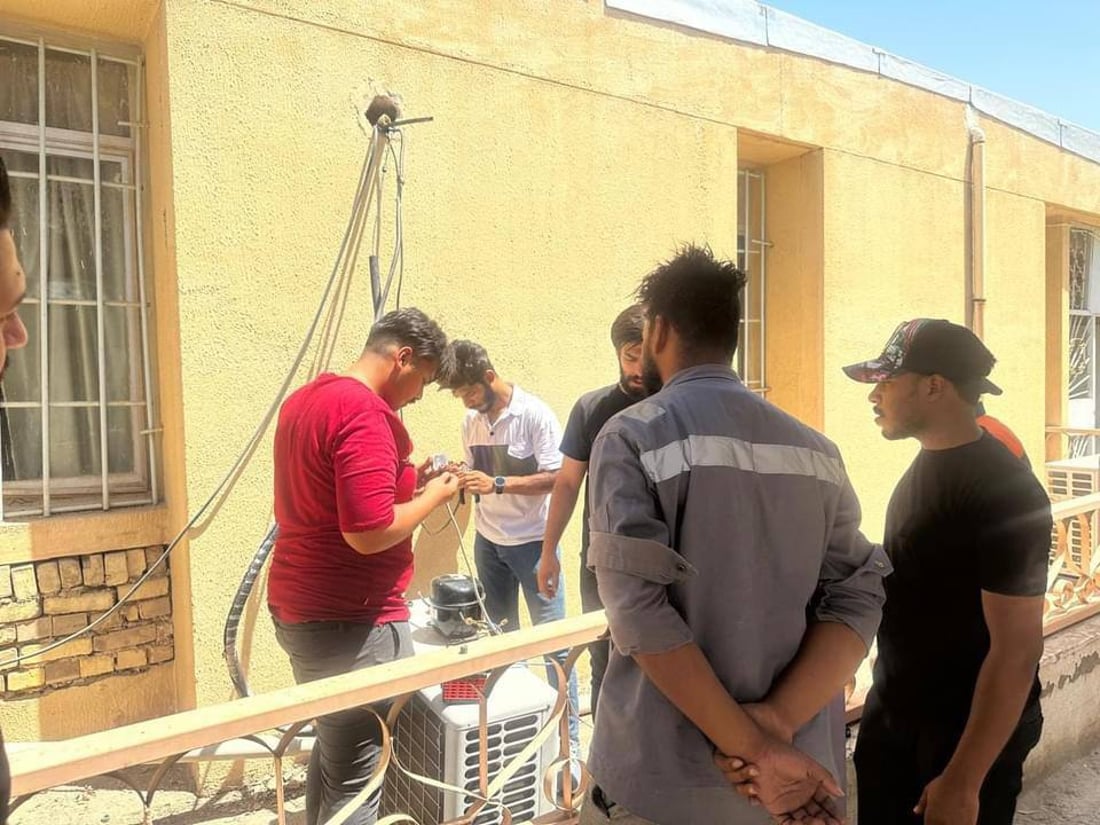 صور: 15 شاباً يتعلمون تركيب وصيانة السبالت في ورش الحكومة