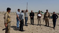 فيديو: قطع أثرية على قارعة الطريق تفيض بها أرض سوق الشي