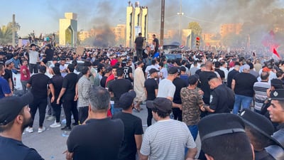 صور من بغداد: بدء انسحاب الصدريين والنساء يحرقن علم “المثلية” في مظاهرة الصالحية