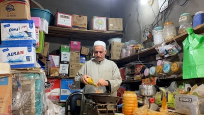 عطارو الكوفة تغيروا كثيراً: نقرأ عن الطاقة السلبية والأعشاب عبر الإنترنت (فيديو)