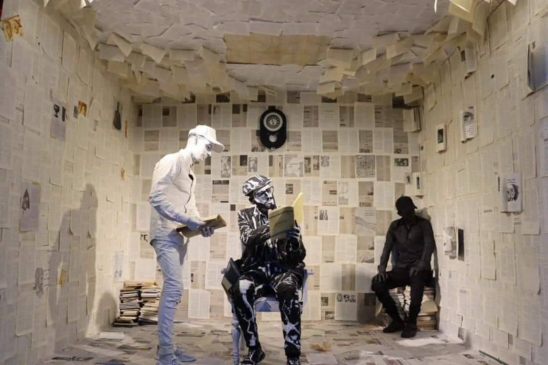 علي حاكم خيّون.. حائر بعداء الأحزاب للتطوع لكنه يواصل في “المدرسة الحرة”