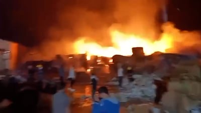 حريق ضخم يلتهم معمل كارتون شمالي كركوك