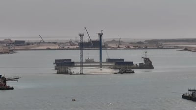 تحت أعماق خور الزبير.. نقل وتجليس القطعة الرابعة من النفق المغمور (فيديو)