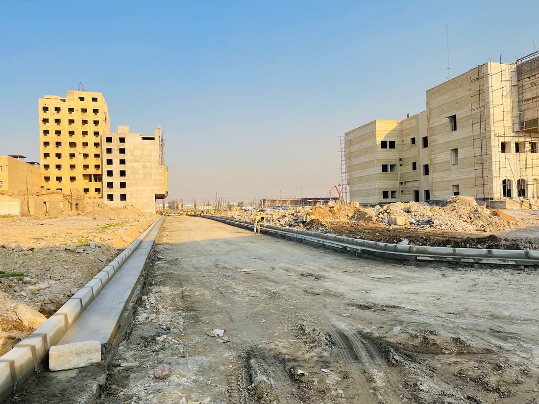 وصول الزبائن إلى أسواق الموصل القديمة بات أسهل.. البلدية تواصل التلبيط (صور)