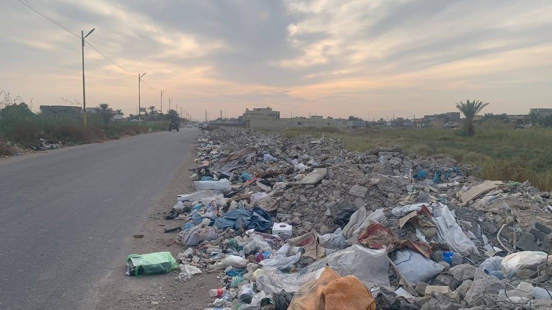النفايات تحاصر “شمر” في هور رجب.. أمانة بغداد في طريقها لإنقاذ الموقف (صور)