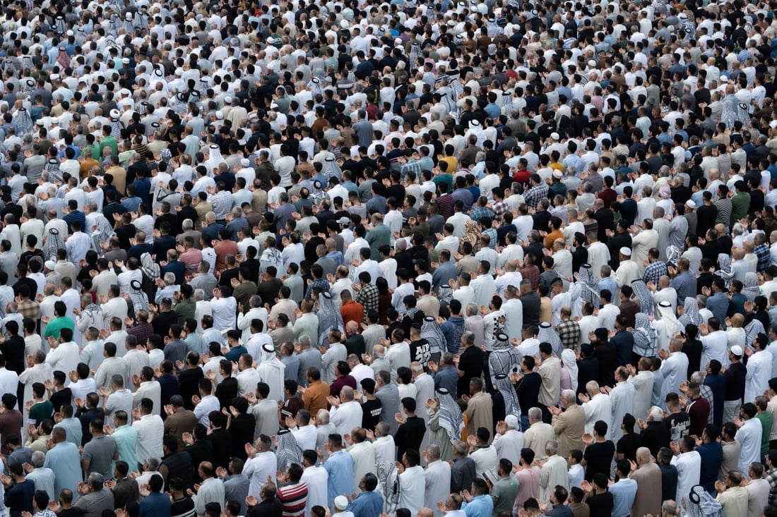 صور من عيد كربلاء.. حشود المصلين امتدت من مرقد الإمام الحسين إلى صحن العباس