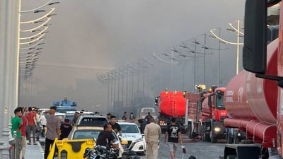 صور: إغلاق كورنيش البصرة جراء كثافة دخان حريق العشار