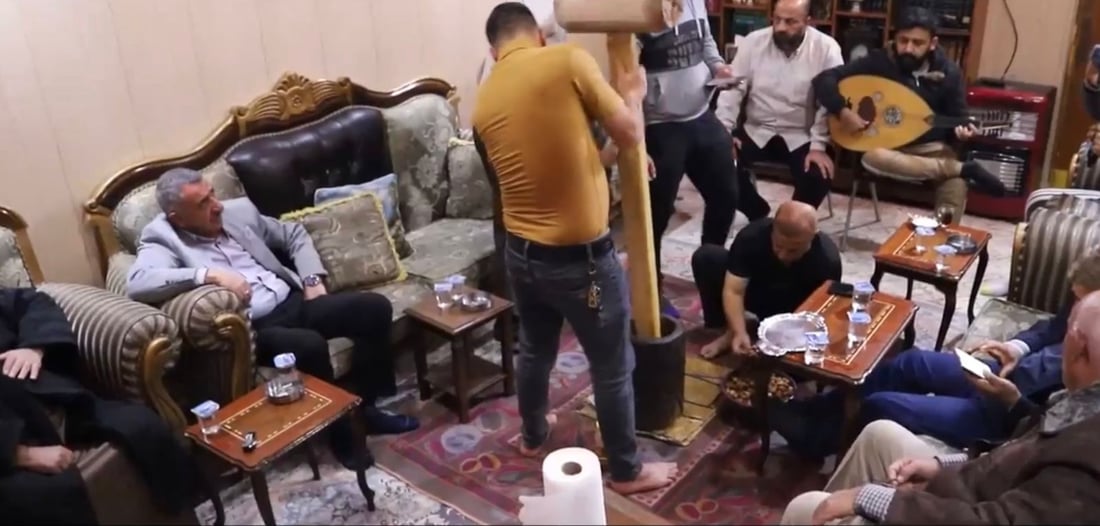 صور: شتاء جلولاء يجمع العوائل حول هاون المدكوكة.. والزهدي مادتها المفضلة