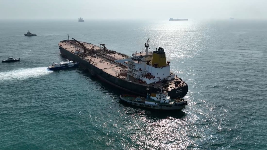 خوفاً من العقوبات الأميركية.. العراق يمنع تحميل شحنات نفط من شركة روسية