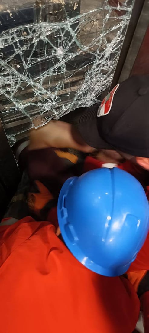 صور من عملية انقاذ شاب علق في مصعد مقهى “انتيكا” الموصلي