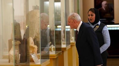 رئيس الجمهورية يتجول داخل المتحف العراقي: التاريخ دليل الأمم (صور)
