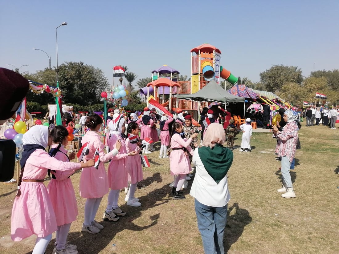 صور: صغيرات بابل يحتفلن تحت شمس الجنائن مع اللوحات والموسيقى