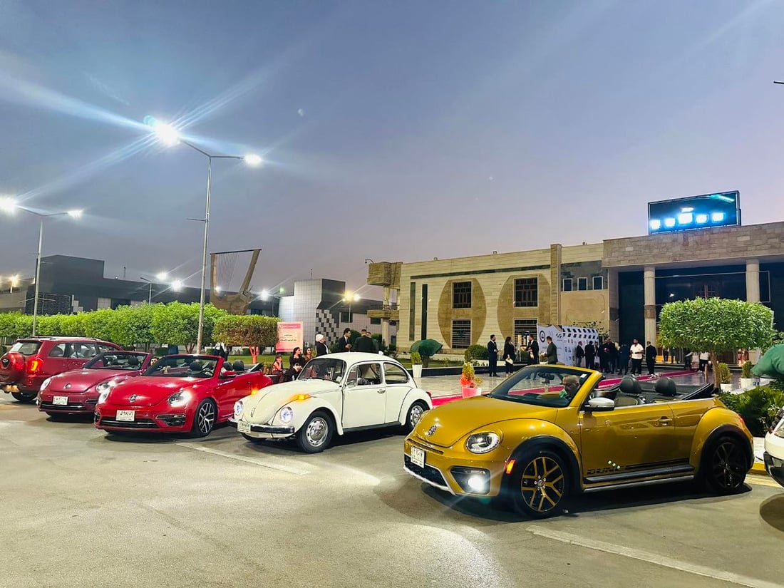 العراقيات يعشقن سيارة الرايخ الألماني.. معتز يجمع ملاك “الرگة” في گروب فيسبوك (صور)