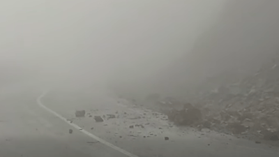 لە رێگای سۆران – سیدەکان تەمومژێكی چڕە و چەند بەردێکیش کەوتوونەتە خوار