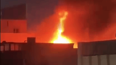 فيديو من مدينة الصدر: حريق كبير يلتهم محالاً تجارية في سوق الأولى