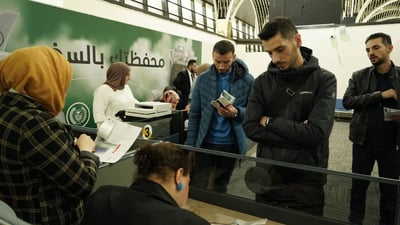 صور: الرافدين يباشر البيع بالسعر الجديد.. 1320 ديناراً لكل دولار