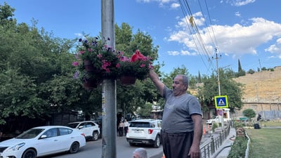 نابیستێک لەگەڵ پەیداکردنی بژێوی ژیانی خێزانەکەی خەمی گوڵەکانیشی لەکۆڵ ناوە