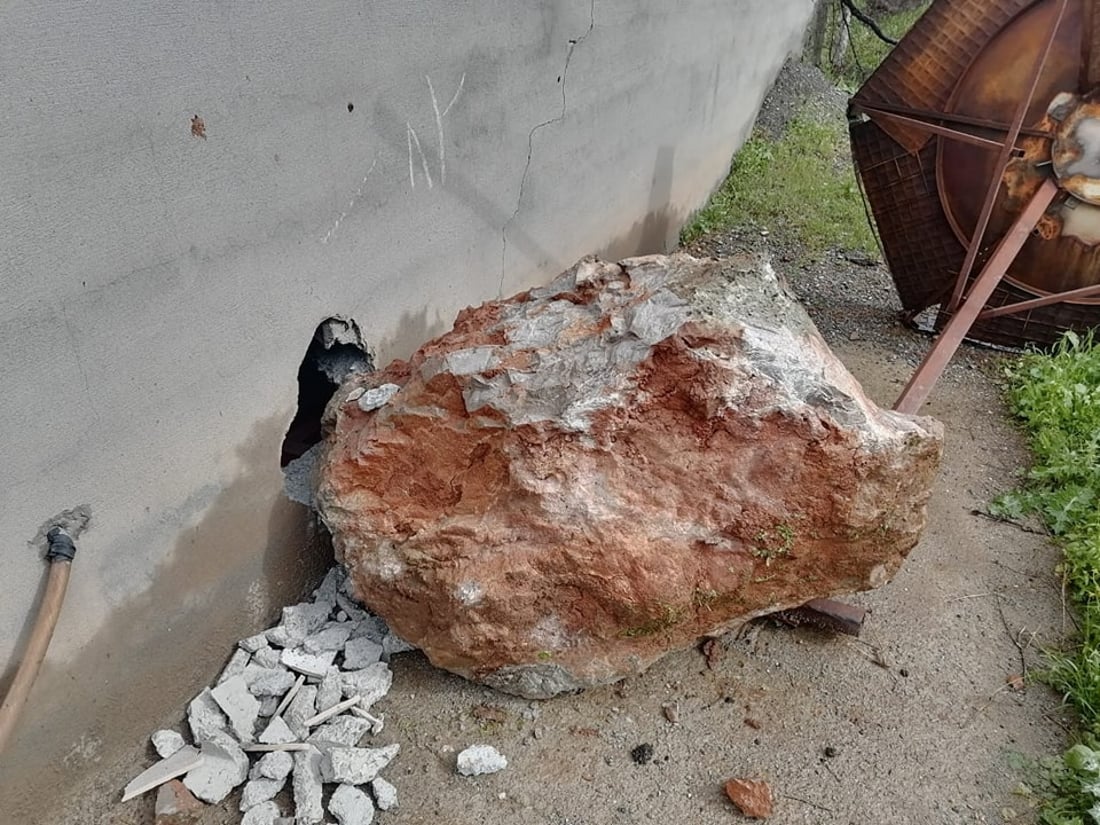 بەردێکی گەورە لە شاخێک کەوتەخوارەوە و بەر ماڵێک کەوتووە 