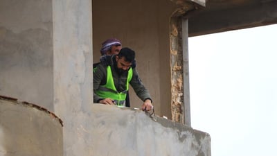 سنجار: عشرات العوائل تعود إلى “العدنانية”.. نادية مراد على خط الترميم (فيديو)