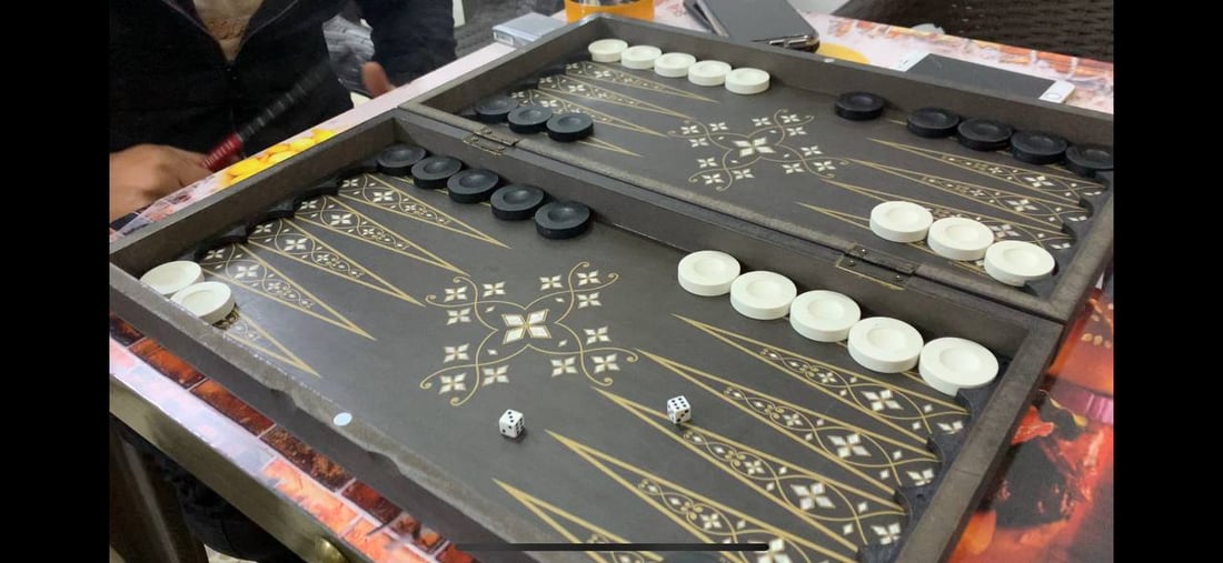 بغداد: مقهى “دلّة” في مجمع النجمة.. ركن للشباب أسسه مهندس ينتظر التعيين