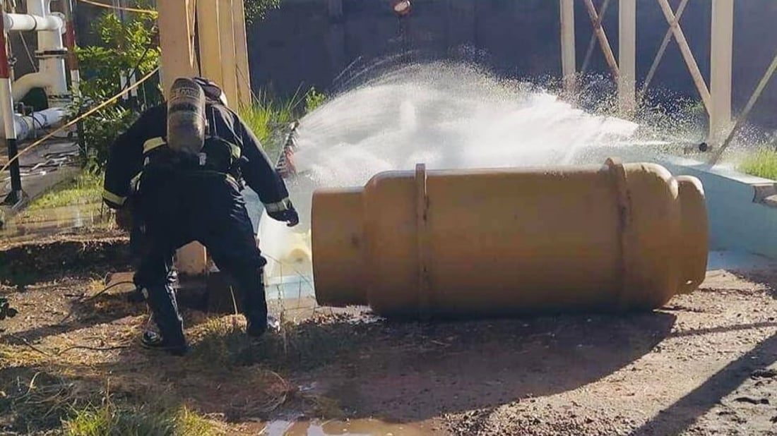 صور: السيطرة على تسرب لغاز الكلور داخل مشروع الدولاب في بابل