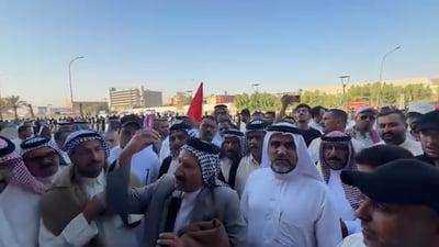 فيديو: الفلاحون يحاصرون وزارة المالية ويشترطون حضور الزيدي لفض اعتصامهم
