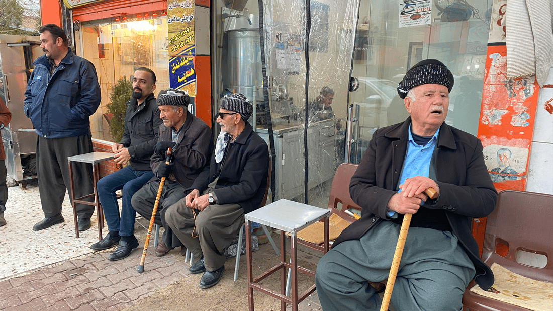 دیمەنی چەند پیاوێکی تەمەندار لە ناو بازاڕی هەڵەبجە. وێنە: 964