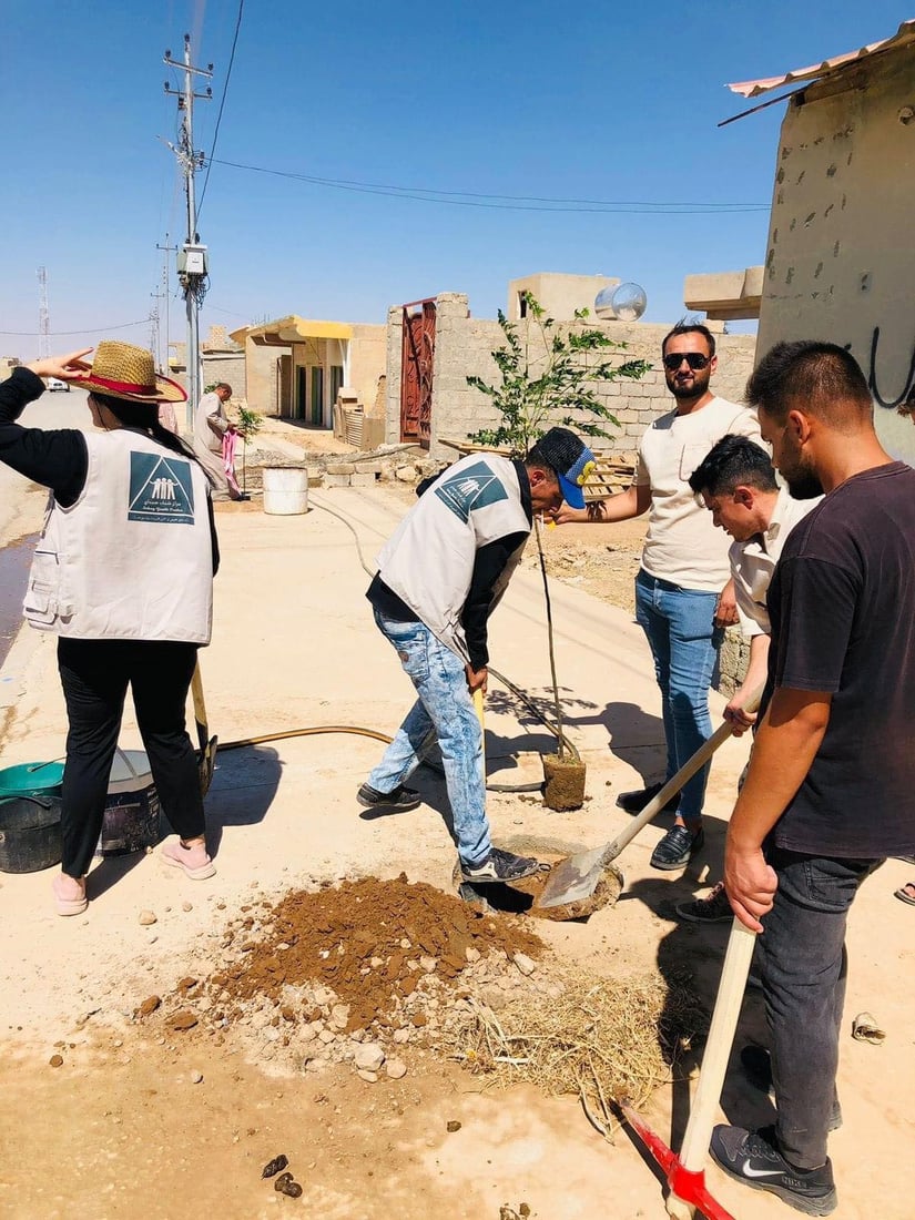صور: عشرات الشباب يزرعون السبحبح في شوارع البعاج.. “نريد الأوكسجبن والظلال”