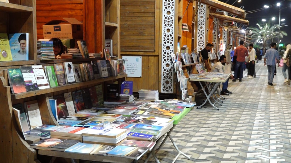 شاهد البصرة ليلاً.. شارع الكتب يضج باليافعين ويغريهم النقد الديني وأعمال الرواية